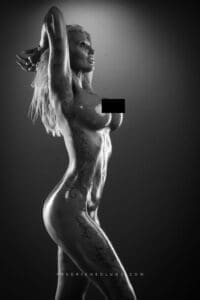 En naken bild på NinaSweden stående och poserar.